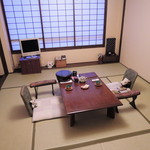 津和野温泉宿　わた屋 - お部屋でほっと一息だね～
                                今日は朝から歩き詰めで汗をいっぱいかいたので、
                                お食事の前にお風呂に入ろう。
                                
                                ちびつぬ「露天風呂、露天風呂～♪」