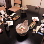 津和野温泉宿　わた屋 - お風呂から上がったら、お食事するお部屋に移動しました。
      
      まずは、食前酒でかんぱ～い！！
      りんご酒(わた屋ブレンド)だよ。
      ボキは風呂上りのビールも～♪