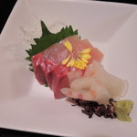 津和野温泉宿　わた屋 - お造り・旬の活魚 妻一式。
      カンパチや鯛が新鮮です。