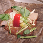 津和野温泉宿　わた屋 - 朴葉味噌焼き。こちらの味噌は宿の自家製味噌なんだって。
      りんごが使われてるそうで味噌だけでもとっても美味しいよ。
      焦がして頂くとさらに良し！