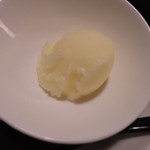 津和野温泉宿　わた屋 - 〆のデザートだよ。まずはシャーベット。
      お口の中がさっぱりするねぇ。