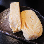津和野温泉宿　わた屋 - 食事の途中で焼きたてを提供してくれる出汁巻き玉子。
      これはめちゃめちゃ美味しかったです。