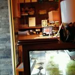 とんかつ マンジェ - 内観（店内からみた入口のショ－ケース）