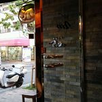 とんかつ マンジェ - 内観（店内からみた入口）