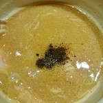 中華そば 勝本 - 黒七味を投入…