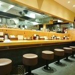 中華そば 勝本 - 店内は広い…