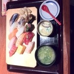 Sushi Uogashi Nihonichi - 今日はお寿司（＾Ｏ＾）
                        いつもの特盛り13貫で@980円。