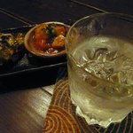 東心斎橋 ほおずき - 突き出しと焼酎です。 今回は宮崎の芋焼酎の白麹萬年にしました。 このお店は芋焼酎の種類が多いんですよ。 そして好みを言えばちゃんとセレクトしてくれます。 鹿児島や宮崎の芋が３０種類以上あります