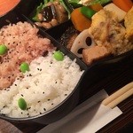 らく万 - ひょうたん弁当。白米+お赤飯。1000円おしんこと赤味噌の汁つき。