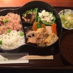 らく万 - ひょうたん弁当。白米+お赤飯。1000円。おしんこと赤味噌の汁つき。