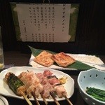 こだわり焼き鳥 美里 - 串盛り5本、1100円。奥は厚揚げに具が入って焼いたもの。（値段忘れました）