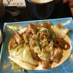 海鮮鮨 義 - 日替わり定食の春キャベツと鶏肉のピリ辛味噌炒め