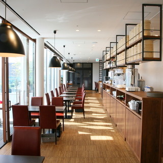 A bright and refreshing space with large windows ◎ There is also a terrace overlooking Hirakata City.