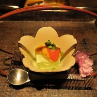 いはら田 - 先付：蓬豆腐・生雲丹乗せ