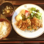 TAMAMIYA - TAMAMIYAさんで、唐揚げ定食！唐揚げが美味い！^ ^ここの唐揚げ弁当は1日限定20食で即完売という人気店です。プロ野球選手のサインがズラッと並んでいるのが圧巻！今度は夜来てみたいです(^^)