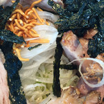 麺や 青雲志 - チャーシューを掻き分けると…