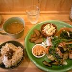 オモヤキッチン - 鶏モモとおナスの香草炒め　¥750　2016.6上旬