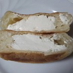 シンバシベーカリー・プラス・カフェ - カマンベールチーズの断面
