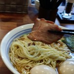 麺屋 悠 - シッカリした食感のチャーシューは、バーナーで炙られている。