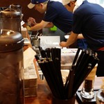 麺屋 悠 - 調理は2人体制で、声を掛け合い作業を進めていた。
