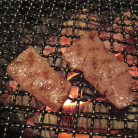 米澤牛DINING べこや - カルビ焼き中♪
