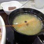 魚河岸料理 尋 - ちらし寿司定食1,050円の海老出汁たっぷり味噌汁