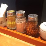 ISOGAMI　FRY　BAR - 卓上の調味料もピンクソルトやカレーパウダー、柚子パウダーなどお洒落