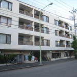 鮨 猪股 - 古びたマンションの1Fにあります。