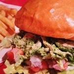 ベアーズダイナー - 【CHICKEN BASIL BURGER（チキンバジルバーガー）】
茹でた鶏肉にバジルソースを混ぜた夏にピッタリのヘルシーな女性に人気の夏季限定バーガーです。