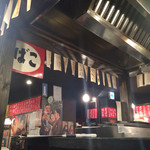 エビス参 - モツ焼き屋としてはまだまだ内装が若いぜ！