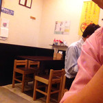 まるいち - テーブル席。