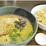 博多ラーメン屋台 - 博多らーめん＋半チャーハンセット　800円　デフォだとちょい物足りないので、卓上調味料でパンチ力をプラス！