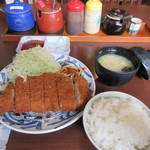 Tonkatsu Kino Ya - 入口に置いてあった新聞に目を通してると注文したロースカツ定食１０６０円がテーブルに運ばれてきました。
                      