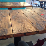 Material cafe - テーブルが反っているのは天然木だから？
      それとも わざと？？(^_^;)