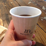 Material cafe - 黒ウーロン茶(ひとくち飲みかけ)
      セットのドリンクは紙コップでの提供みたい。