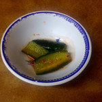 龍華 - 定食メニューに共通して付くキムチ。白菜ではなくキュウリだが、おかずの味付けの良さと比較すると歯応えも弱く、味的にもちょっと残念。