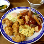 龍華 - Aランチのおかずアップ。肉団子の甘酢がけ、えび玉、それと鶏の唐揚げに変更してあるが、本来のメニューは大海老の天ぷら。これ以外に肉団子を酢豚に変更も可能。
