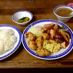 龍華 - Aランチ（¥880）ライスはおかわり自由。おかずはそれぞれ特に特徴のある味付けではないが、どれもかなり美味しい、ごはんが進む味だ。