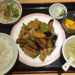 Manrai Senkaku - 今日の日替わり定食680円。ご飯おかわり無料！更に灰皿が無かったのでポイントアップです。(^-^)/