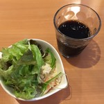 ばぐばぐ - ランチにはドリンク、サラダが付いております。