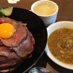 肉と生パスタの店 - 名物 レアローストビーフ丼 大盛 1080円 ＋ 牛スジカレー ルウのみ1/2 200円 ＋ 玉子スープ飲み放題 50円
            合計 1330円ランチ