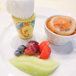 イル・ラメリーノ  - フレッシュ桃のコンポートフルーツ添え