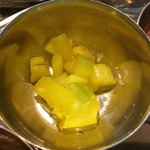 スパイス料理ナッラマナム - セロリとパイナップルのピックル