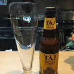 スパイス料理ナッラマナム - 1杯目：インドビール タージマハル プレミアムラガービール 330ml 600円(税込)