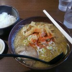 みそ膳 - 札幌味噌ラーメン「メンマトッピング」とんがらしがけ・小ライス (漬物付き)