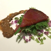 レフェルヴェソンス - 上昇～上昇～上り鰹の昆布締、栄螺と黒にんにくのエミュルション、紫蘇の葉と花、コンブチャで発酵させたセロリと発酵乳