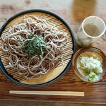 どんじき茶屋 - ざるそば(並)  ￥570 湯飲みに入ってるのは蕎麦湯です