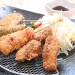 九州ダイニング さくらみち 池袋東口店 - 【こだわり串】白レバーや牛リブロースなどこだわりの食材を串にします。たかが串揚げとあなどるなかれ！味わいの逸品です。