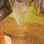 Asile - 樽詰めスパークリングワイン