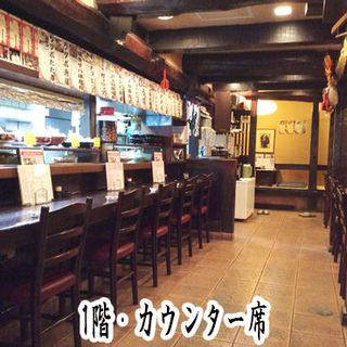 1Fは、カウンター席・テーブル席・小上がり座敷がございます。